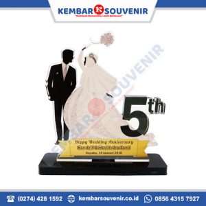 souvenir perpisahan kantor