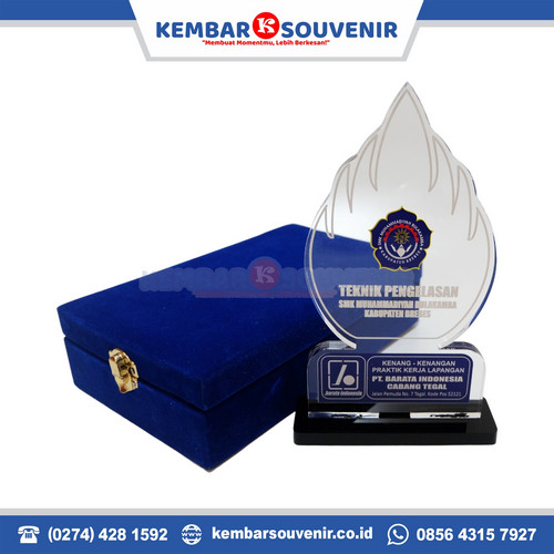 Pembuatan Plakat Akrilik