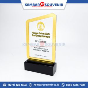 desain piala akrilik