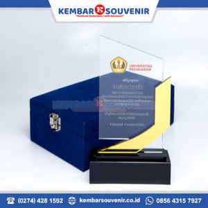 harga trophy akrilik