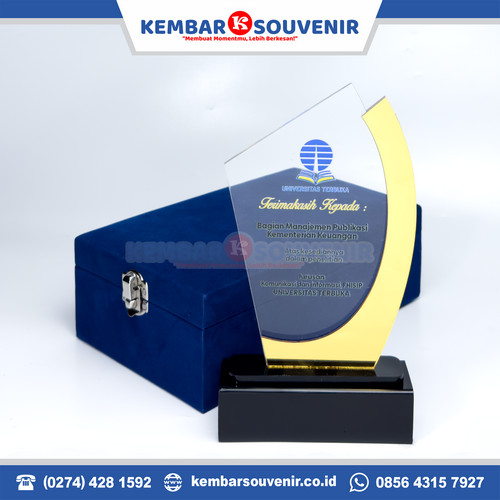 penghargaan plakat akrilik