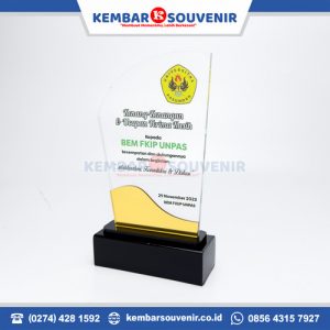 piala dari akrilik