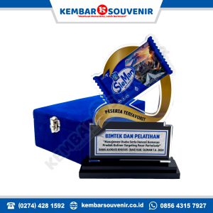 plakat kayu akrilik