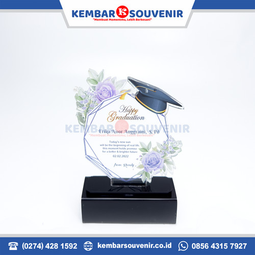 piala akrilik wisuda