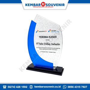 ukuran plakat akrilik