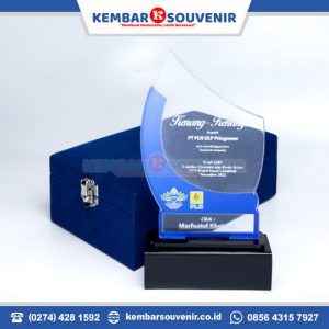 ukuran standar plakat akrilik