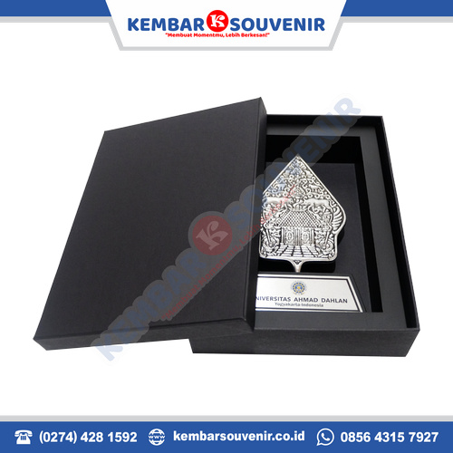 harga plakat kuningan