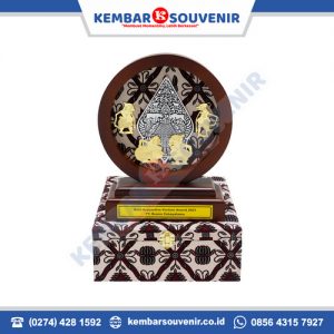 plakat kayu kuningan
