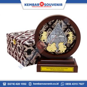 plakat kuningan
