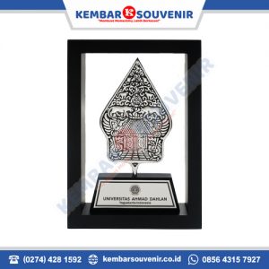 souvenir wayang perak