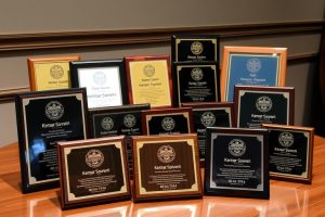 Apa Itu Plakat? Kenali Fungsi, Jenis, dan Contohnya di Berbagai Acara