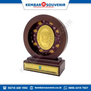 trophy kayu