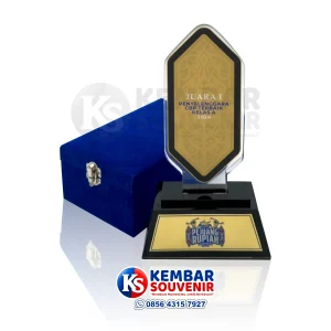 plakat akrilik custom untuk perlombaan