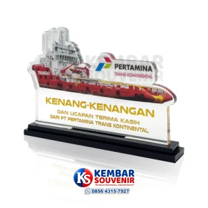 plakat akrilik kapal pertamina untuk rekanan bisnis