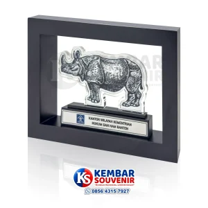 plakat akrilik silver dan kayu premium