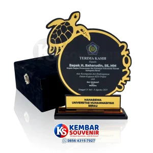 plakat akrilik universitas muhammadiyah berau