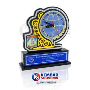 plakat kayu dengan jam meja custom logo