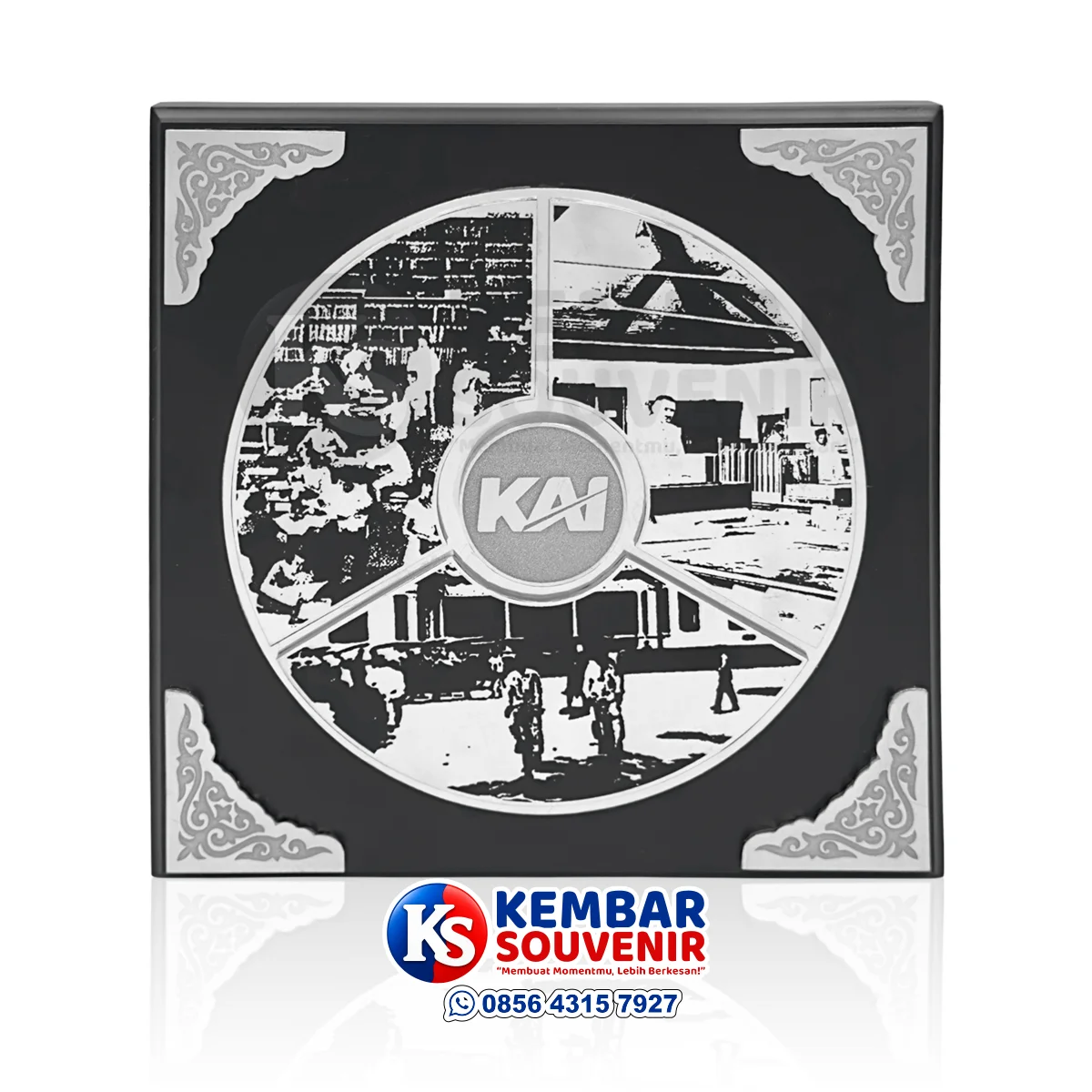 plakat kereta api indonesia dengan desain vintage