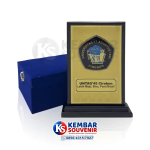 plakat kuningan dan kayu untuk institusi pendidikan
