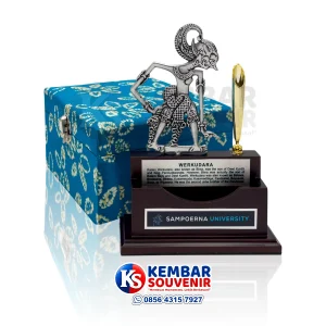 souvenir kunjungan universitas premium