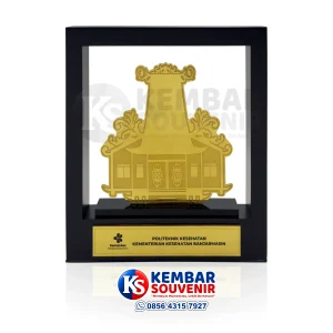 souvenir penghargaan poltekkes kemenkes banjarmasin